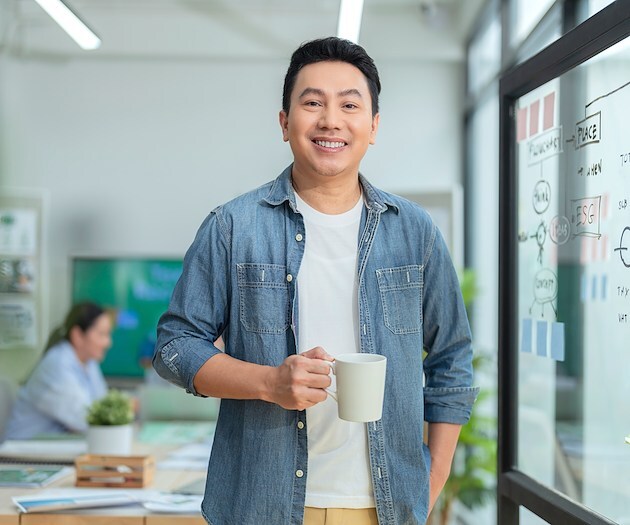 A couple on a laptop looking at the UCU website.
